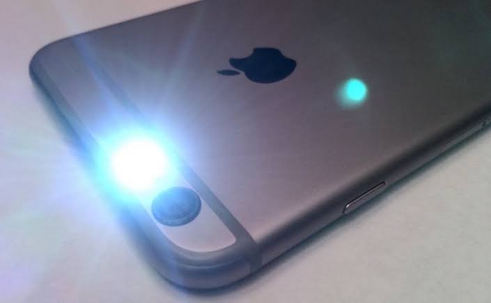 You are currently viewing How Long Can iphone Flashlight Stay On?